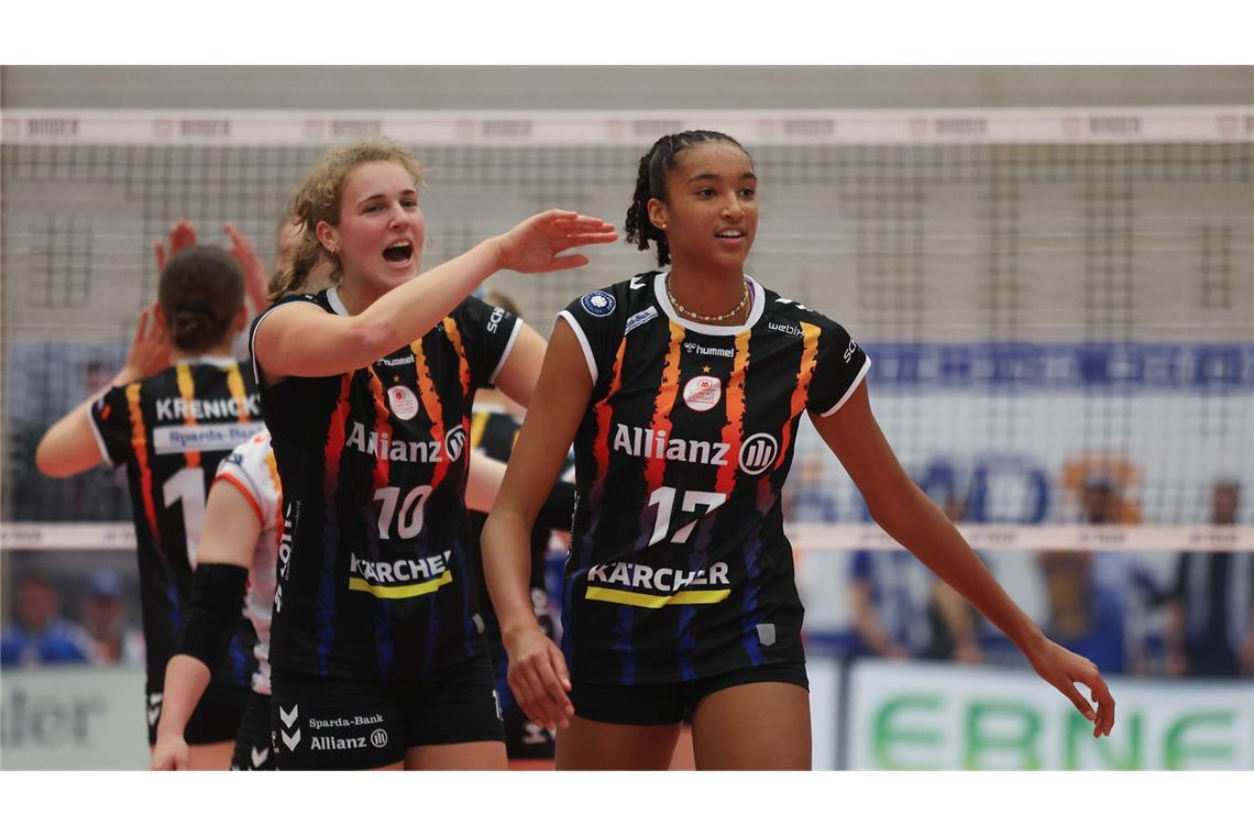 Allianz MTV Stuttgart im Pokal gegen TSV Flacht locker weiter Leilani Slacanin (Mitte) ist beste Punktesammlerin.