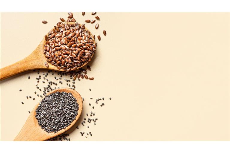 Leinsamen und Chia-Samen sind gleichermaßen wertvoll für die Ernährung.