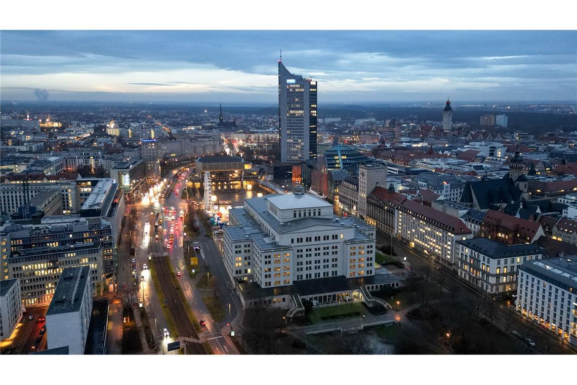 Einkehr mit Aussicht in deutschen Metropolen Leipzig: Blick auf die Oper und den dahinterliegenden Augustusplatz mit dem City-Hochhaus. (Archivbild)