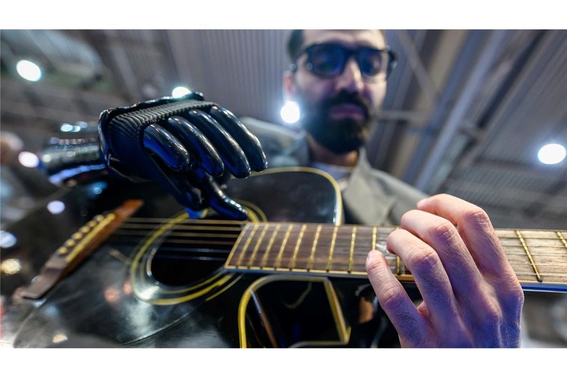 Leipzig: Gitarrenklang mit Hightech – Musiker spielt mit Prothese auf der OTWorld 2026