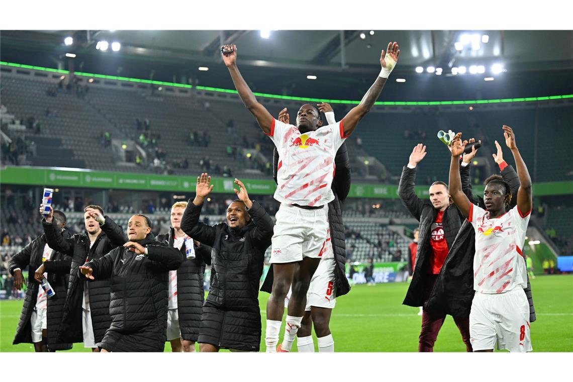 Doppelpack Xavi: Leipzig springt auf Champions-League-Platz Leipzigs Castello Lukeba (M) und das Team feiern den Sieg.
