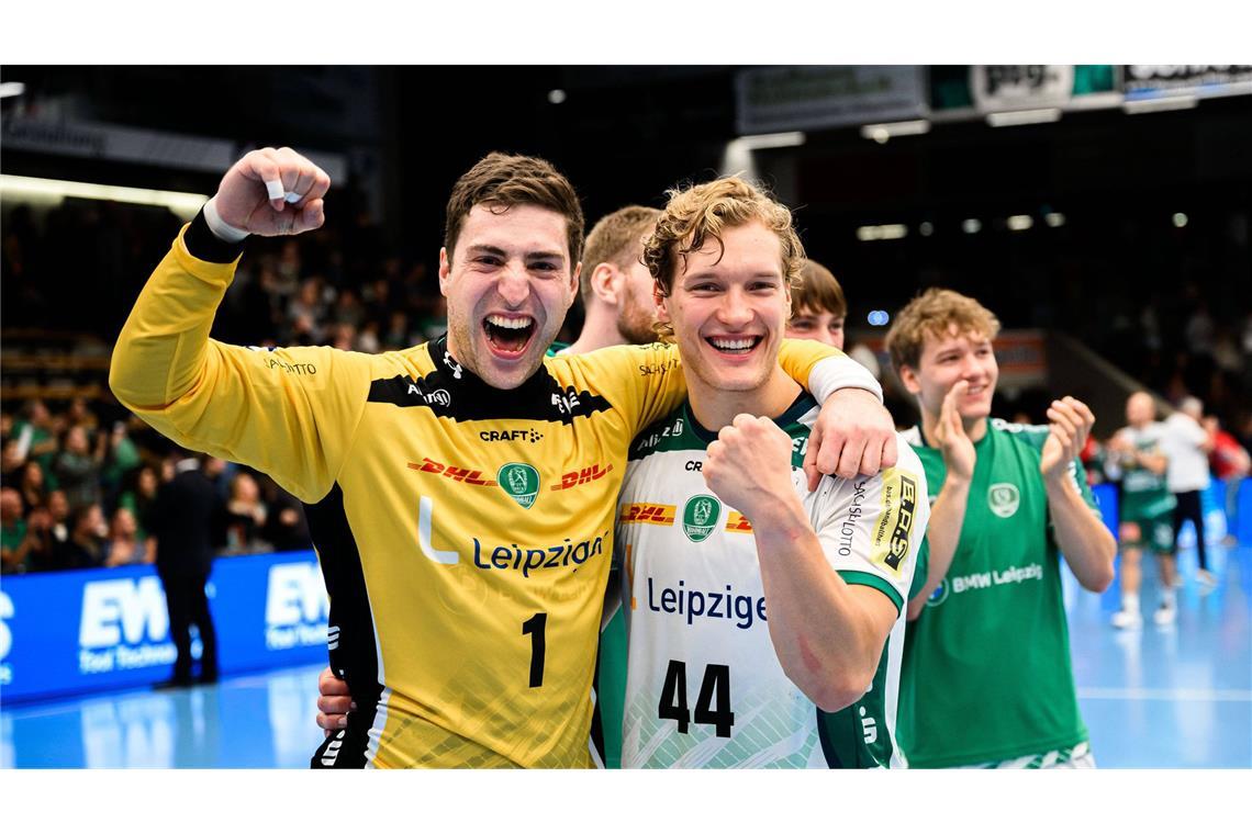 Bittere Pille – Frisch Auf Göppingen verspielt Heimspiel gegen SC DHfK Leipzig Leipzigs Keeper Domenico Ebner (li.) jubelt mit Blaer Hinriksson.