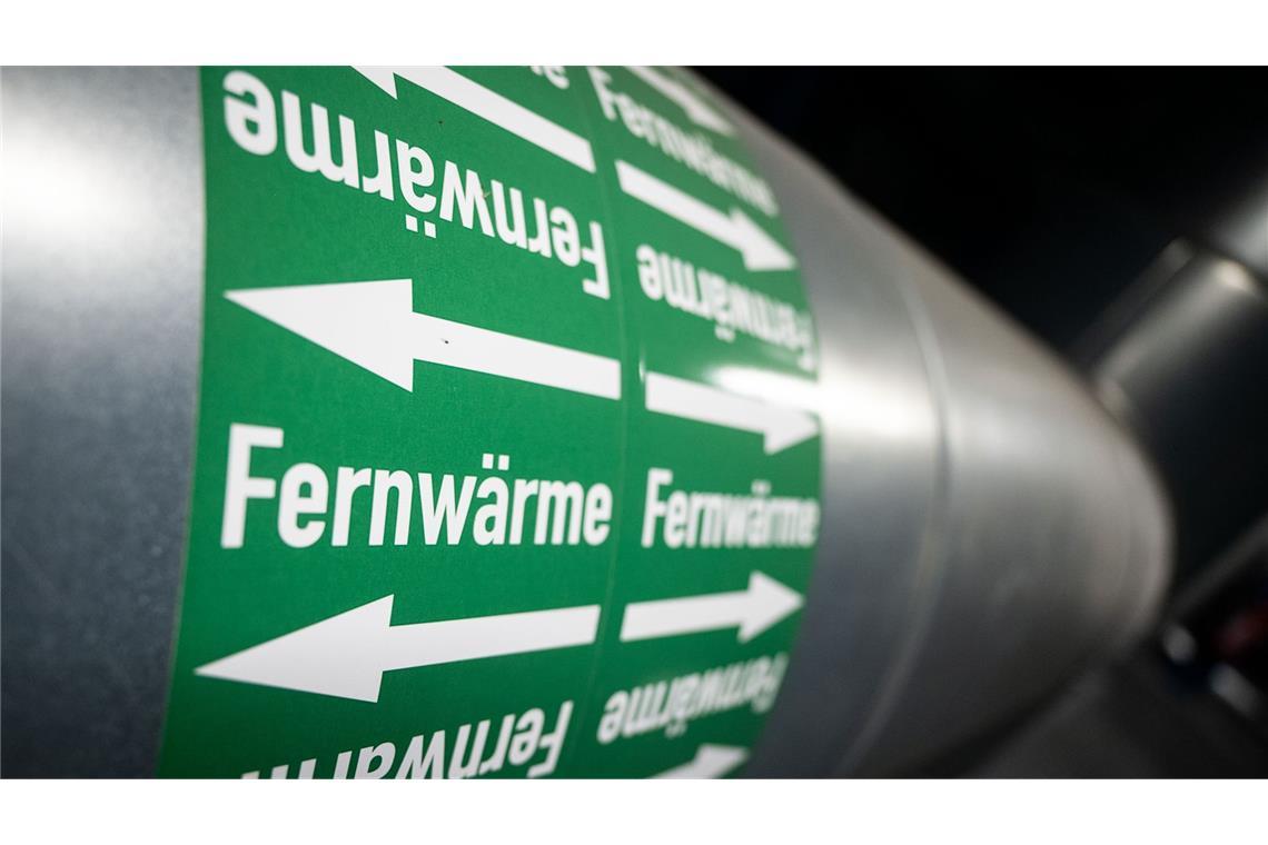 Nachhaltige Energiequellen spielen bei Fernwärme kaum eine Rolle Leitungen sind in der Fernwärmeverteilerstation eines Heizkraftwerks zu sehen. Die Mehrheit der deutschen Kommunen steht bei der Planung, wie in der Zukunft klimafreundlich geheizt werden soll, noch am Anfang.