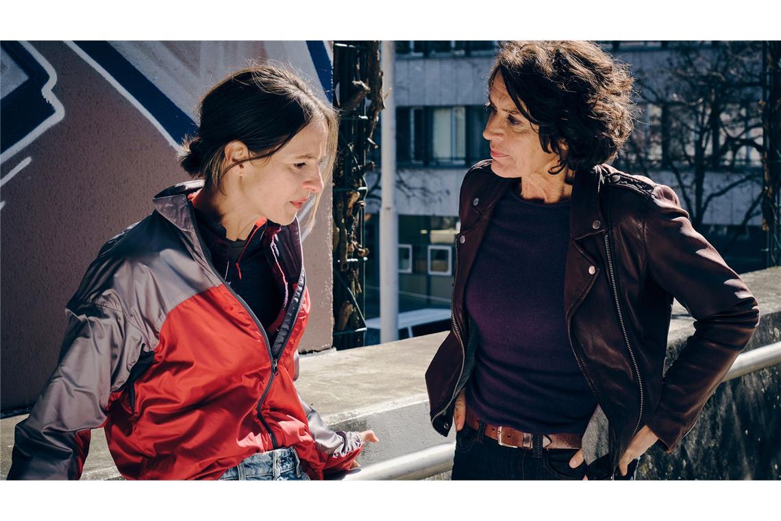 Lena Odenthal (Ulrike Folkerts, re.) ist nicht begeistert, dass Kollegin Stern (Lisa Bitter) bei den Fahrradkurieren unabgespochen angeheuert hat.