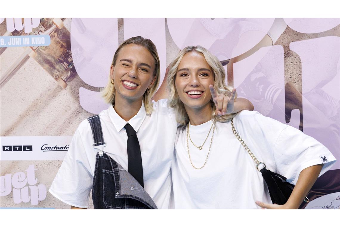 TikTok-Zwillinge Lisa und Lena haben einen Bruder Lena und Lisa Mantler bei einer Kinopremiere im vergangenen Jahr – inzwischen treten die beiden nicht mehr gemeinsam öffentlich auf.