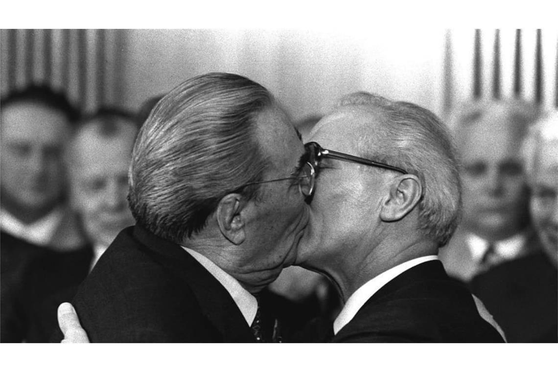 Lenin, Stalin, Mao, Che Guevara und Fidel Castro, Breschnew (Foto: li.) und Honecker (re.): Sie alle beriefen sich auf Marx. Er war ihr Guru, das „Kapital“ ihre Heilige Schrift.