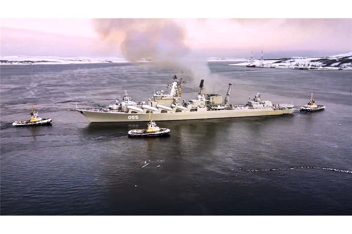 Russland hält Militärmanöver in der Arktis ab Lenkwaffenkreuzer „Marschall Ustinow“ der russischen Marine zu fährt zu einer Übung in der Arktis.