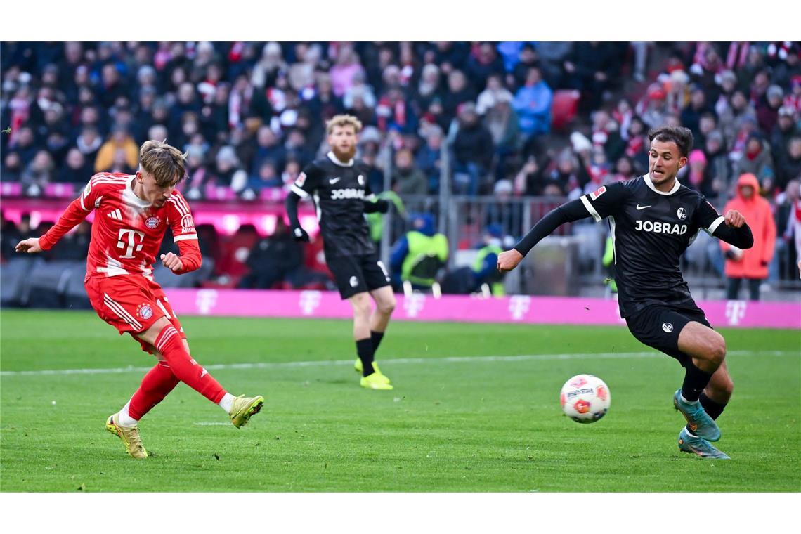 Lennart Karl (l) trifft zum 1:2 - ausnahmsweise mit dem rechten Fuß.