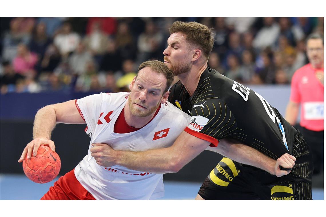 Schweizer Trio vom TVB Stuttgart kann Niederlage nicht verhindern Lenny Rubin versucht sich gegen DHB-Kapitän Johannes Golla durchzusetzen.