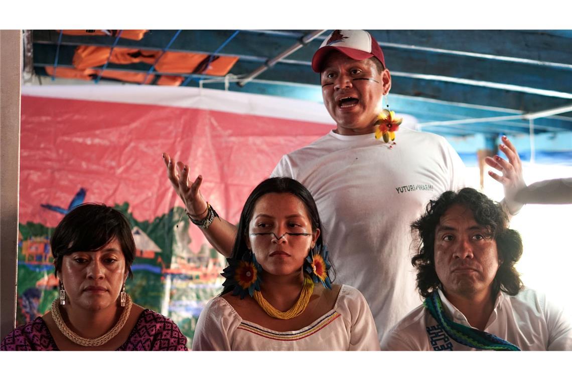 Leo Cerda gibt mit anderen Aktivistinnen und Aktivisten zum Auftakt der COP30 eine Pressekonferenz an Bord des Schiffes.