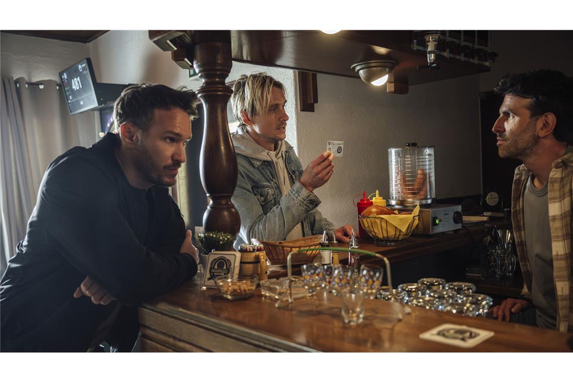 Leo Hölzer (Vladimir Burlakov, li.) und Adam Schürk (Daniel Sträßer, Mitte) ermitteln in der Dorfkneipe von Clemens Scherf (Fabian Stumm)