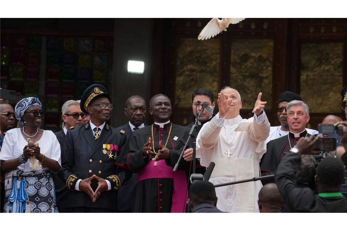 Leo ist seit Mai vergangenen Jahres Oberhaupt von weltweit 1,4 Milliarden Katholiken. In Bamenda lässt er eine weiße Taube fliegen.