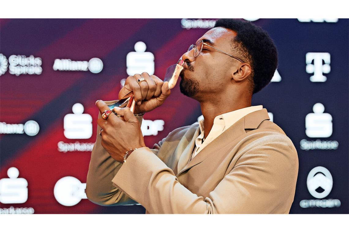 Leo Neugebauer wird ausgezeichnet – und genießt diesen besonderen Moment in vollen Zügen.