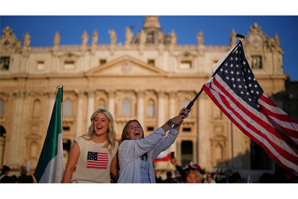 Papst mahnt zu Einigkeit und rügt Kapitalismus und Krieg Leo XIV. ist der erste US-amerikanische Papst.