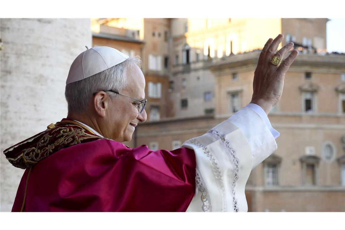 US-Amerikaner Prevost ist der neue Papst – überraschend, aber logisch Leo XIV. zeigte sich nach der Verkündung auf der Loggia des Peterdoms.