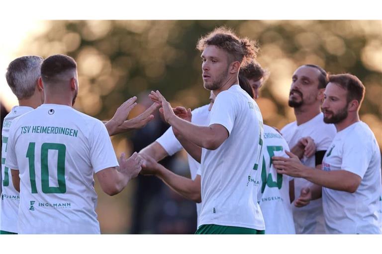 Leon Baumeister (Mi.) traf im Heimspiel gegen den SV Leonberg/Eltingen,