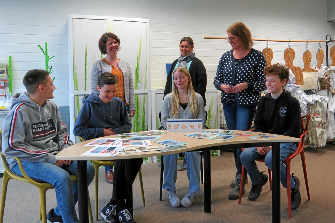 Extrazeit für Lern- und Lebensthemen Leon, Dominik, Marie und Benno (vorne von links) berichten, wie sie das Coaching für sich genutzt haben. Bei dem Treffen mit den Lehrerinnen Theresa Bilharz, Yvonne Kühn und Stefanie Rudnick (hinten von links) am Heinrich-von-Zügel-Gymnasium erläutert die Runde auch die Gesprächshilfen – Bilder, Zeichen und Skalen. Foto: Christine Schick