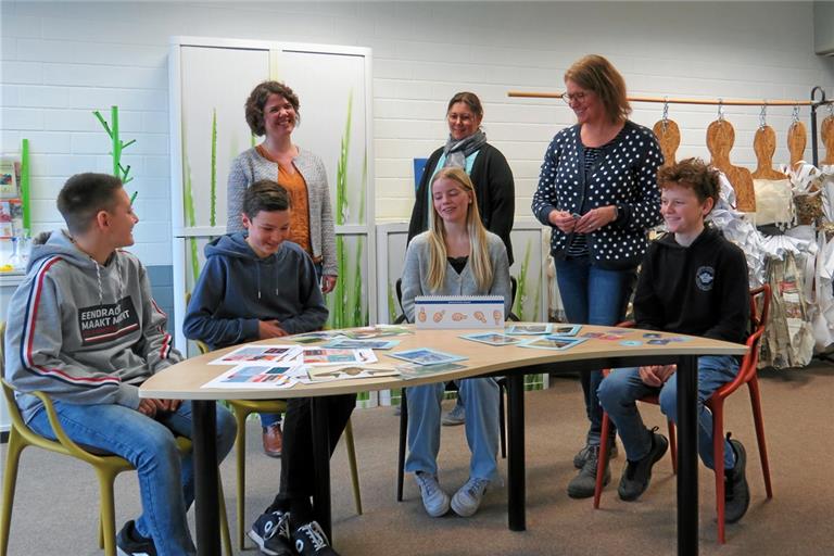 Leon, Dominik, Marie und Benno (vorne von links) berichten, wie sie das Coaching für sich genutzt haben. Bei dem Treffen mit den Lehrerinnen Theresa Bilharz, Yvonne Kühn und Stefanie Rudnick (hinten von links) am Heinrich-von-Zügel-Gymnasium erläutert die Runde auch die Gesprächshilfen – Bilder, Zeichen und Skalen. Foto: Christine Schick