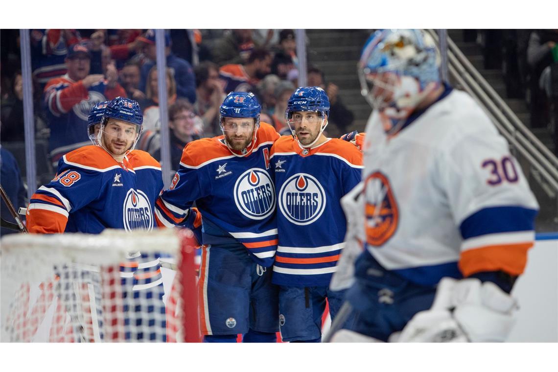 NHL: Draisaitl schießt Oilers in Verlängerung zum Sieg Leon Draisaitl (2.v.l.) erzielte den Siegtreffer in der Verlängerung.