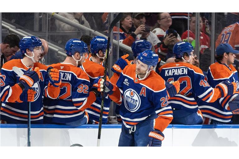 Leon Draisaitl durfte sich für zwei Tore von den Kollegen feiern lassen.