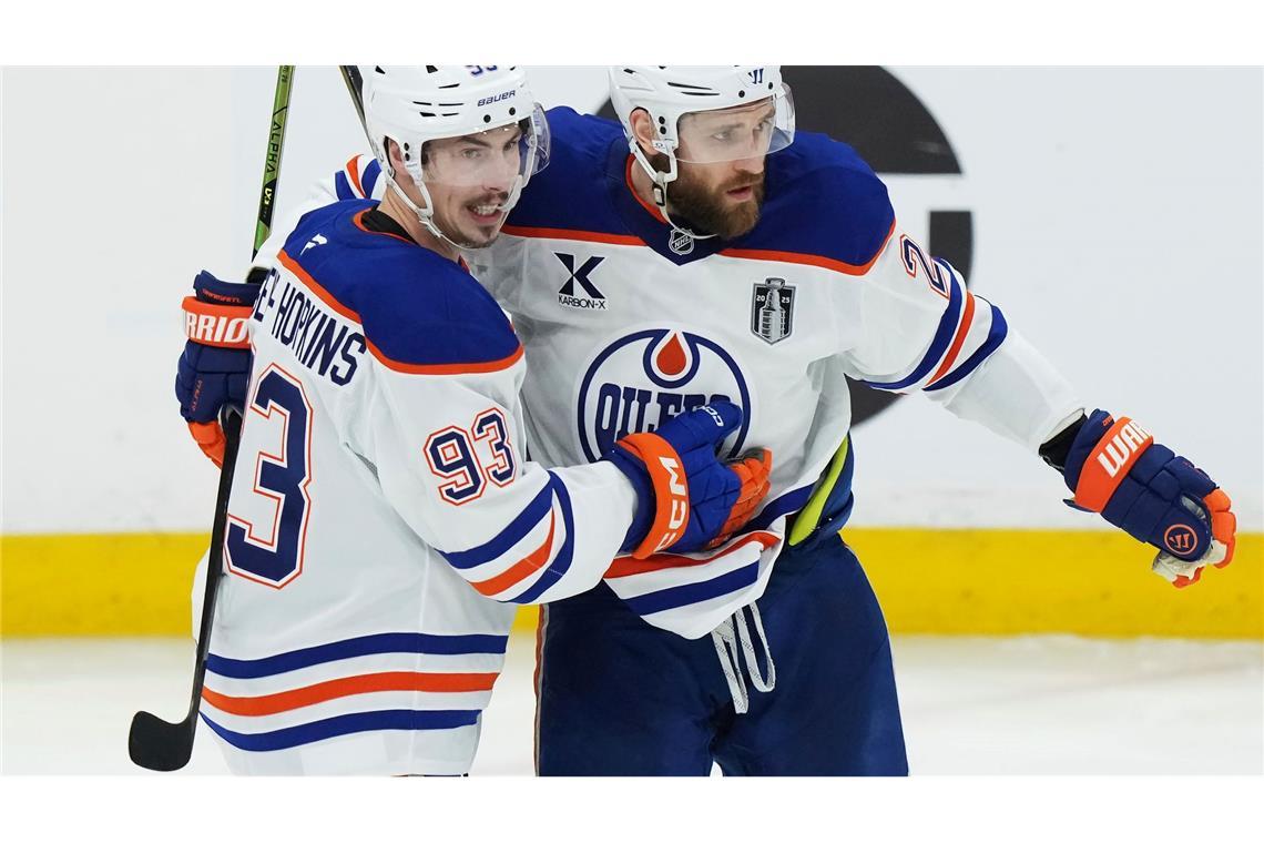 NHL-Finale: Draisaitl schießt Edmonton erneut zum Sieg Leon Draisaitl (r) schoss die Oilers erneut zum Sieg in der Verlängerung.