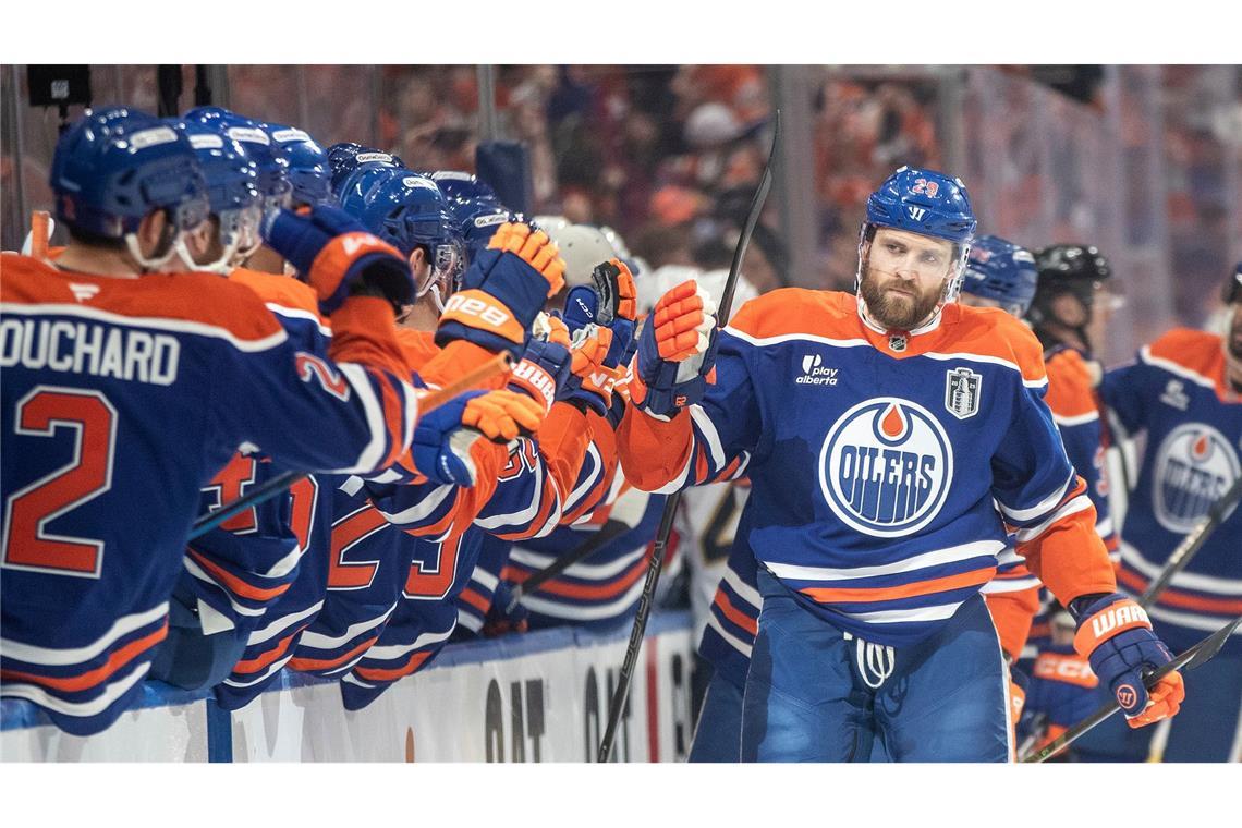 Draisaitl-Doppelpack: Oilers gewinnen Auftakt in NHL-Finals Leon Draisaitl wird nach seinem Treffer von seinen Teamkollegen gefeiert.