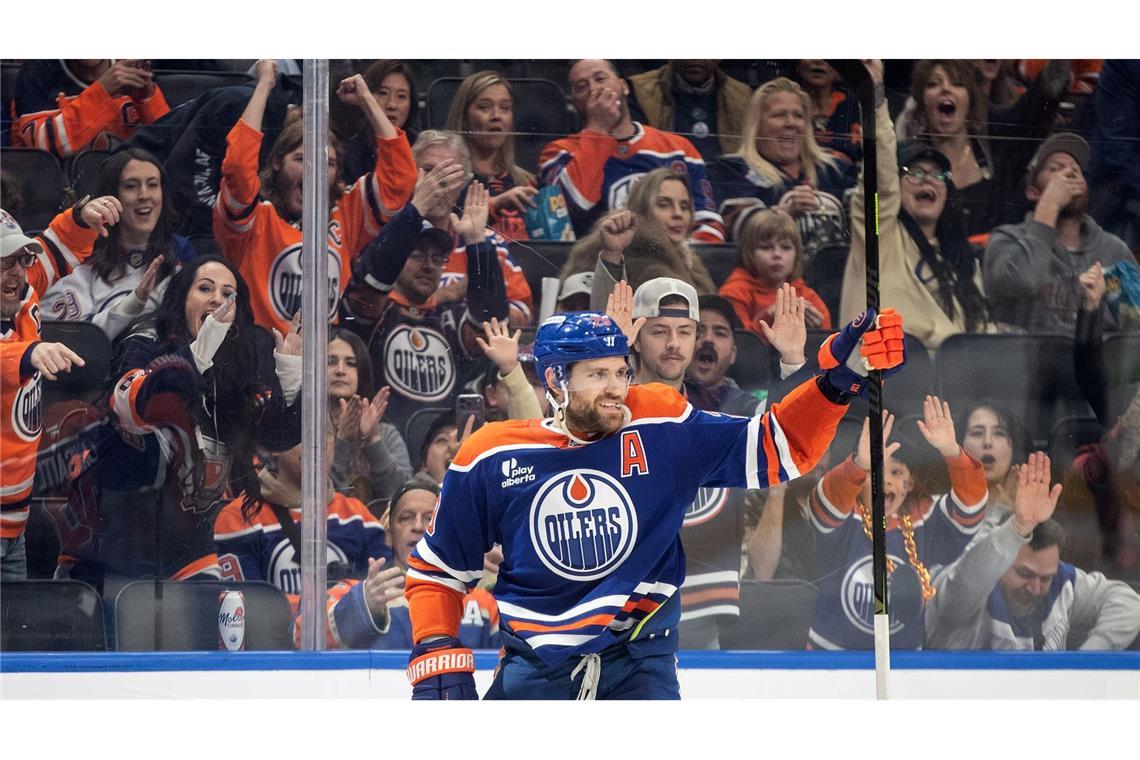 Leon Draisaitl wird von den Oilers-Fans gefeiert.