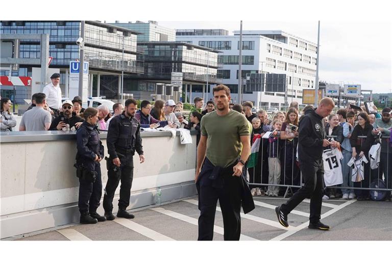 Leon Goretzka in Stuttgart – im Hintergrund Fans