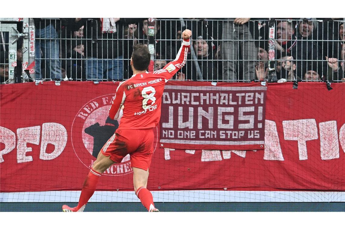 Leon Goretzka jubelt über sein Tor in Bremen.