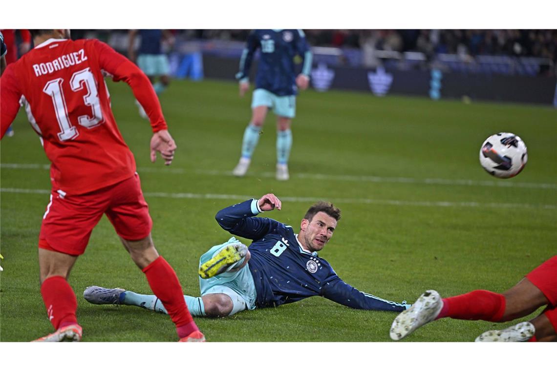 Leon Goretzka (Note 2,5): Spielte den offensiven Part auf der Doppelsechs. Dabei setzte Leon Goretzka seine Mitspieler mit direkten, schnellen Pässen ein. Suchte auch den Weg in den Strafraum wie bei seinen Chancen (55./59./75.). Ein gutes Spiel des Münchners.