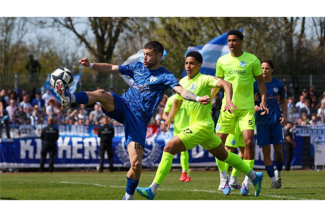 Leon Petö behauptet den Ball gegen Kickers-Spieler David Udogu.