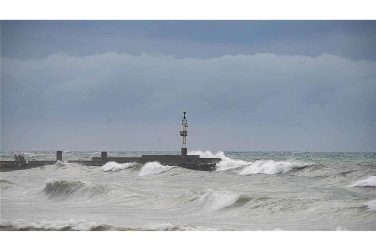 "Leonardo" könnte viel Regen und hohe Wellen an den Küsten Spaniens und Portugals bringen. (Archiv-Bild)