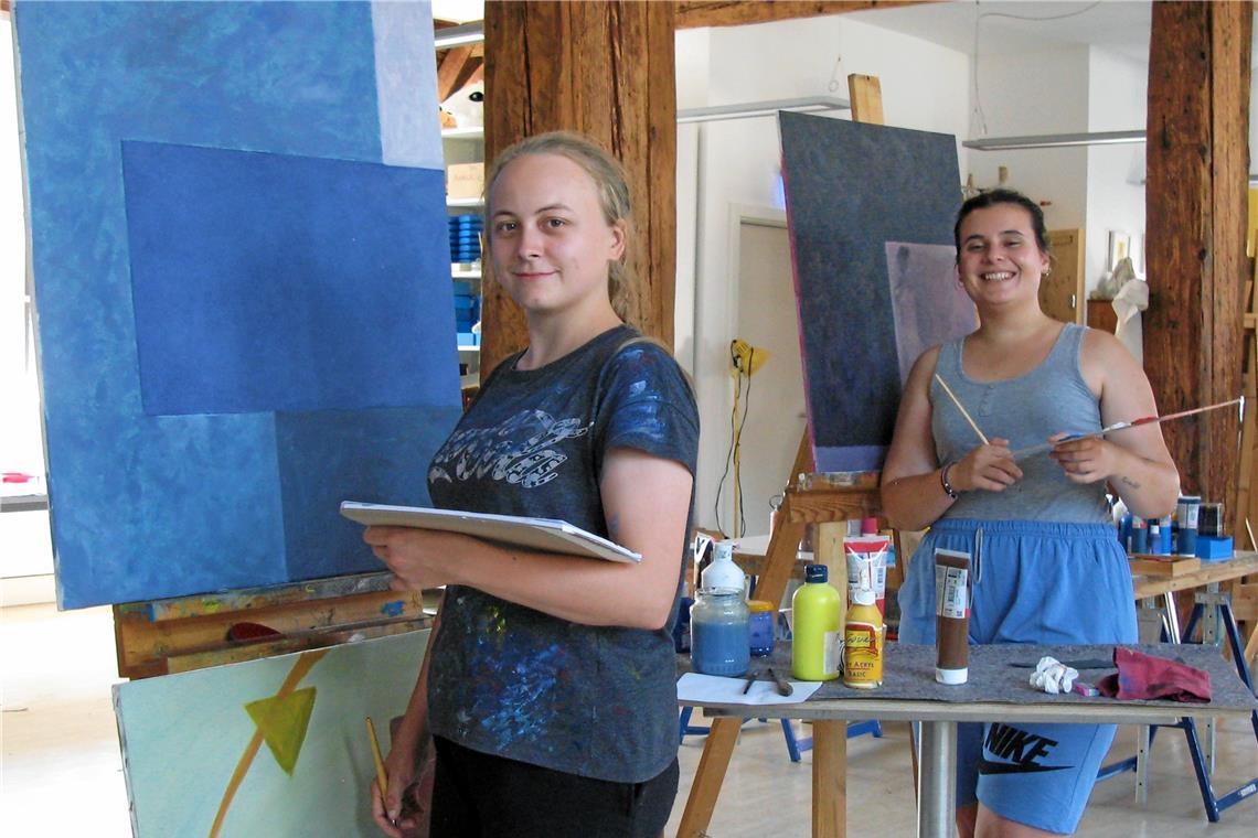 Geburt und Aufzucht künstlerischer Ideen Leonie Bidlingmaier und Georgia Mavrogiannidou (von links) machen sich ein paar Tage nach der Musiksession wieder daran, an ihren Bildern und Ideen weiterzufeilen. Fotos: Barbara Schroeder von Buttlar