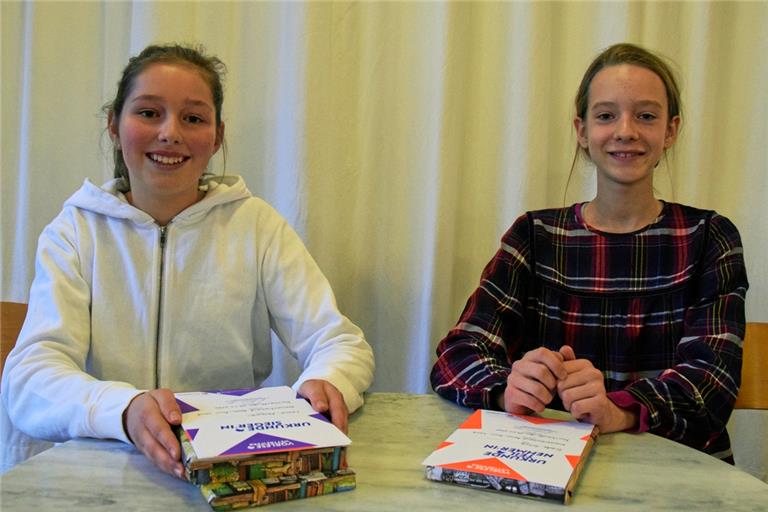 Leonie Kemmler und Frieda Hitzig (von links) gehen beide in Backnang zur Schule und standen beim Vorlesewettbewerb in den zwei Gruppen des nördlichen Rems-Murr-Kreises an der Spitze. Leonie Kemmler hat das Rennen schließlich gemacht und tritt nun auf Bezirksebene an. Foto: E. Klaper