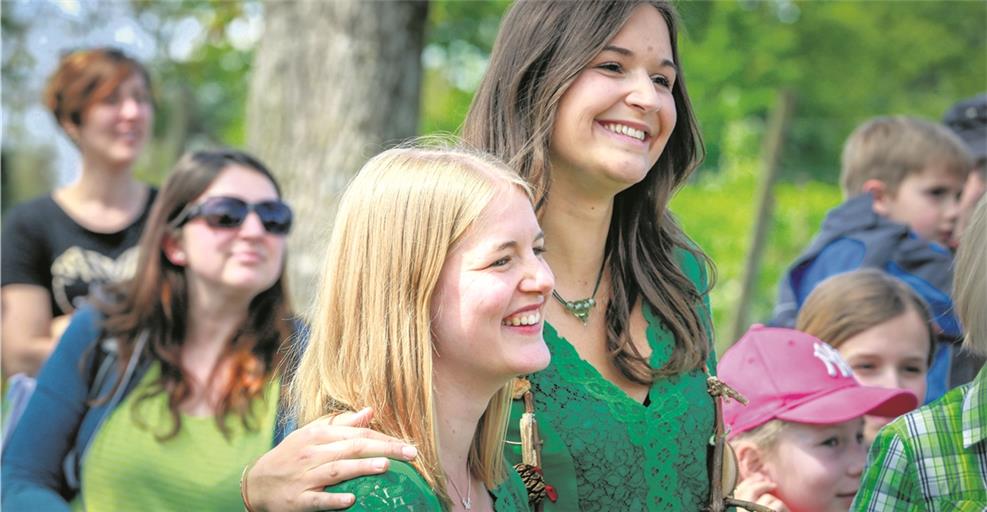 Leonie Treml (links) mit ihrer Vorgängerin Mariel Knödler (rechts) bei der Inthronisierung im Mai. Die 24-jährige Schwäbische Waldfee knüpft gerne Kontakte und freut sich, den Menschen auch die Natur der Region nahezubringen. Foto: A. Becher