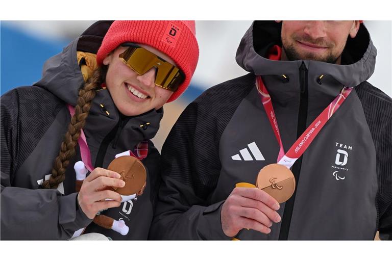 Leonie Walter und Guide Christian Krasman jubeln über Bronze.