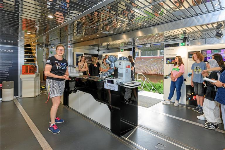 Leonie Weber bringt der Schulklasse 10a unter anderem die Funktionsweise von Robotern näher. Foto: Stefan Bossow
