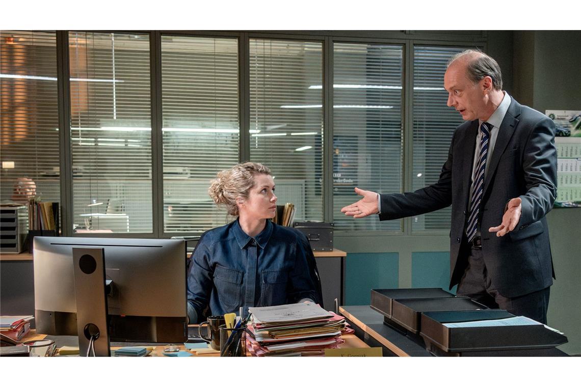 Leonie Winkler (Cornelia Gröschel) im Gespräch mit Peter Schnabel (Martin Brambach). Schnabel glaubt die Geschichte des Mädchens nicht.