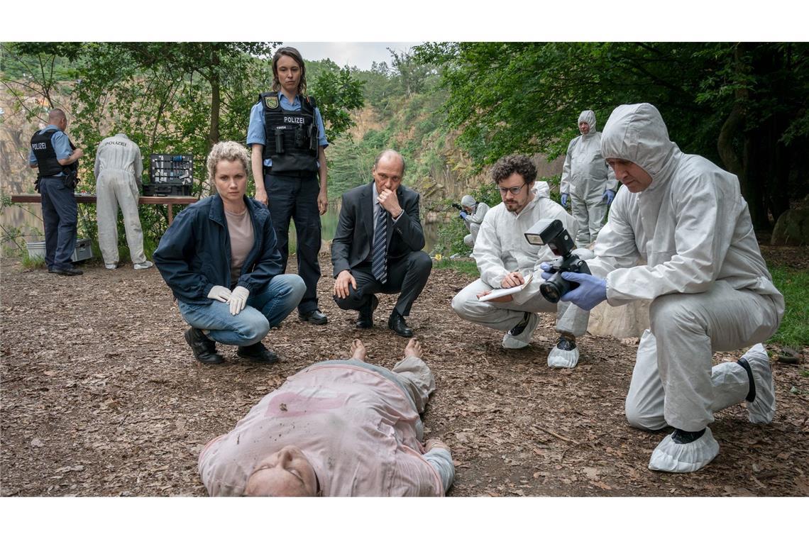 Leonie Winkler (Cornelia Gröschel, li. ), Polizistin Antje (Victoria Schulz), Peter Schnabel (Martin Brambach) und Dr. Himpe (Ron Helbig) inspizieren die Tote Lilly-Marie Reuter (Dilara Aylin Ziem).