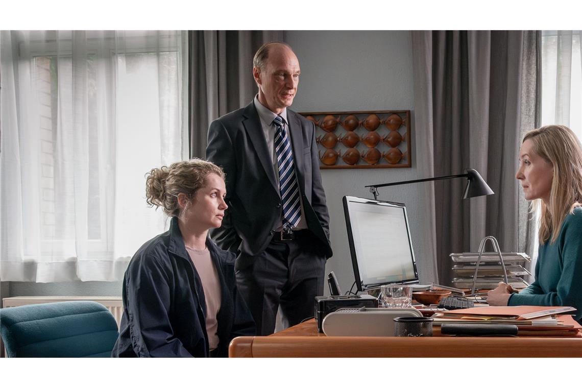 Leonie Winkler (Cornelia Gröschel) und Peter Schnabel (Martin Brambach) befragen Saskia Rühe (Silvina Buchbauer, re.), die Leiterin des Kinder- und Jugendheims „Siebenschläfer“.