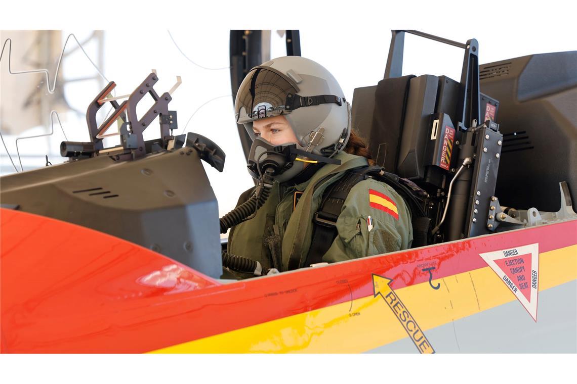 Leonor gilt als verträumt und schüchtern, aber auch als besonnen und gut organisiert. Hier absolviert sie ihren ersten Soloflug. (Archivbild)