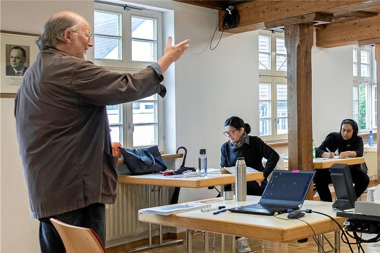 Lernen mit Abstand: Peter Hauck (links) und seine Teilnehmer vom Orientierungskurs sind wieder gestartet. Die Frauen und Männer wollten das Seminar schnellstmöglich fortsetzen. Foto: J. Fiedler