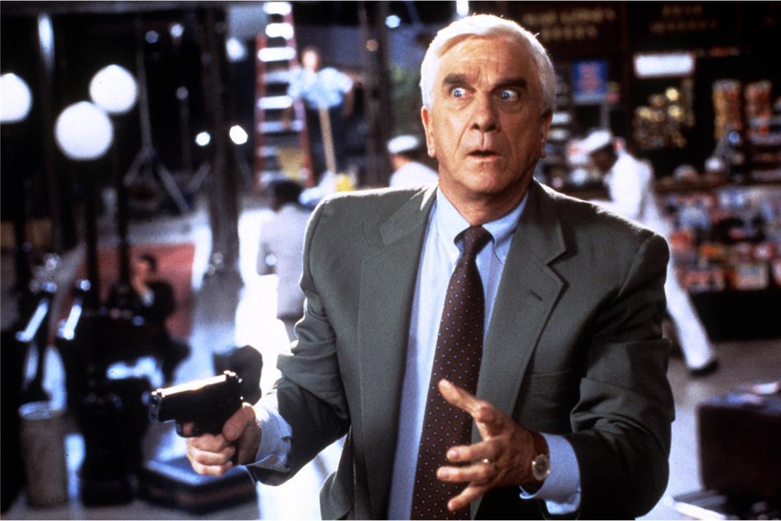 Hier kann man die alten „Nackte Kanone“-Filme streamen Leslie Nielsen als Lt. Frank Drebin in "Die nackte Kanone 33 1/3" von 1994.