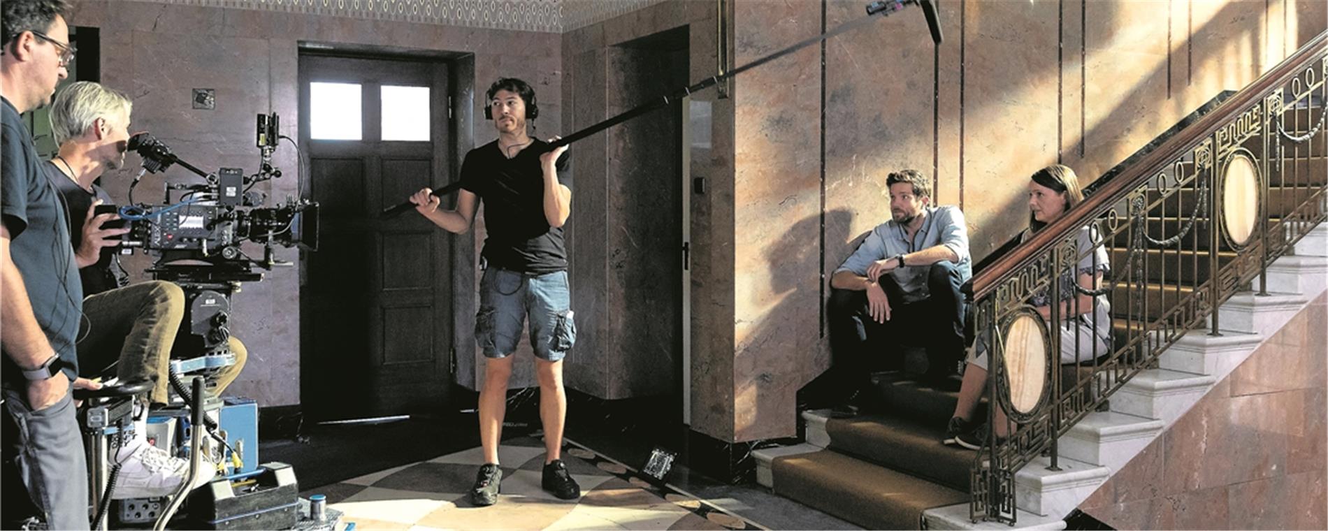 „Soko Stuttgart“ ermittelt in der Villa Franck Letzte Absprachen mit dem Aufnahmeteam um Kameramann Stefan Ditner (Zweiter von links): Laura Schuhrk und Peter Ketnath (von rechts) spielen eine Szene auf der Treppe der Villa Franck.