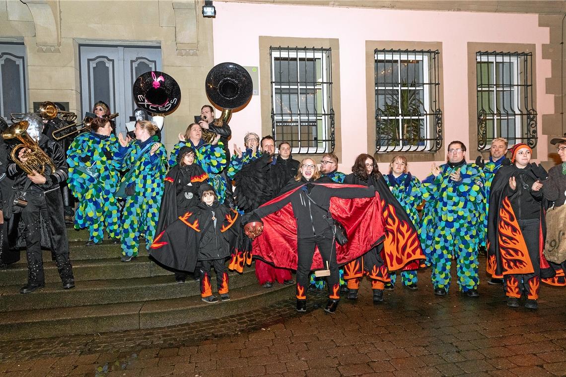 Abschied von einer intensiven, vollgepackten Fasnetszeit Letzte Runde im noch nicht ganz abgelegten Häs: Die Murreder Henderwäldler feiern den Abschluss einer ereignisreichen Saison. Foto: J. Fiedler