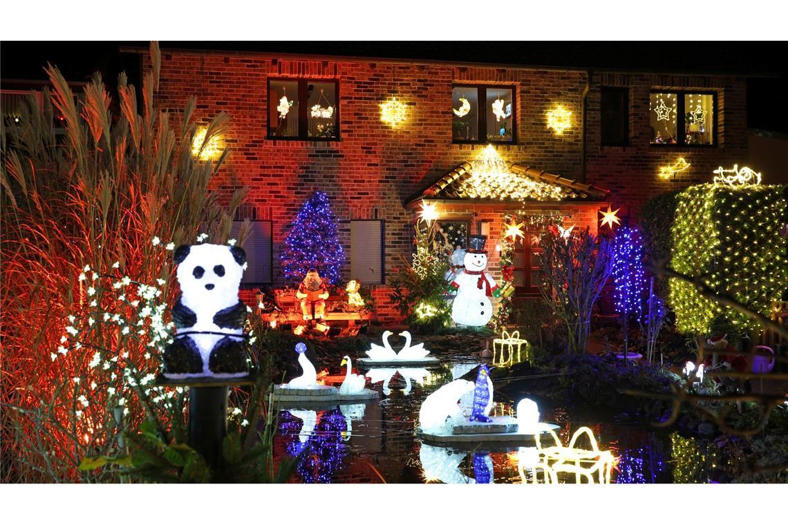 Leuchtende Figuren stehen im Vorgarten umgeben von zahlreichen weiteren Lichtern, die das Weihnachtshaus der Familie Lange erstrahlen lassen. Das Haus wird zur Adventszeit traditionell mit tausenden bunten Lichtern geschmückt.