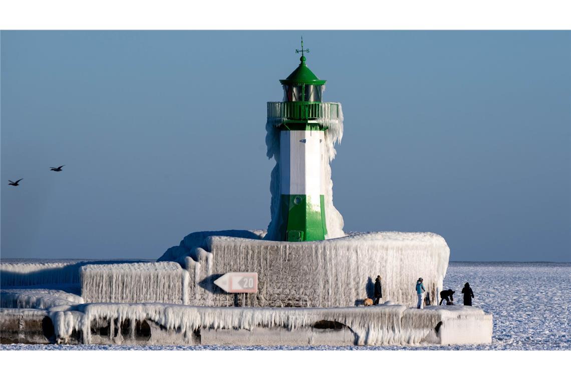 Leuchtturm in Sassnitz: Imposante Eiszapfen zieren die Mole.