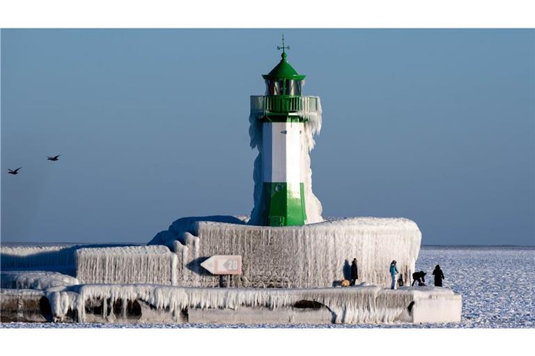 Leuchtturm in Sassnitz: Imposante Eiszapfen zieren die Mole.