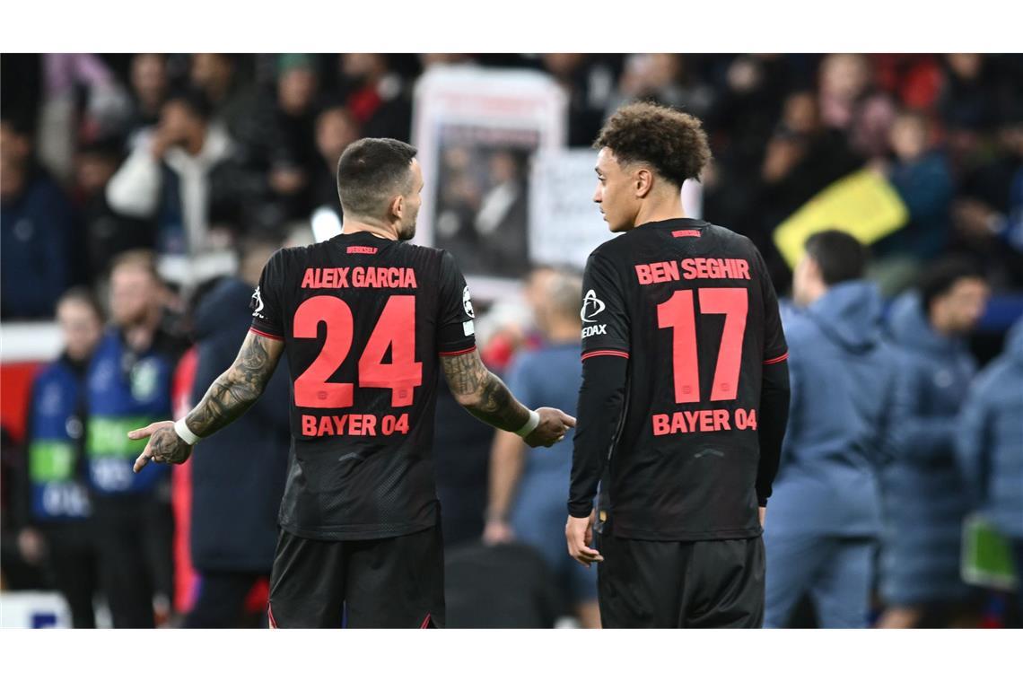 Leverkusens Aleix Garcia (l) und Leverkusens Eliesse Ben Seghir reagieren nach dem Spiel gegen Paris Saint-Germain.