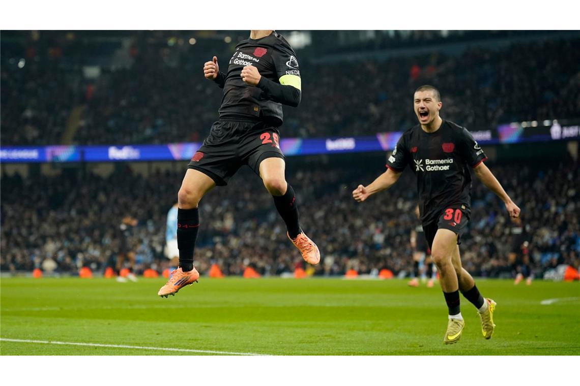 Leverkusens Alejandro Grimaldo jubelt nach seinem Führungstreffer.